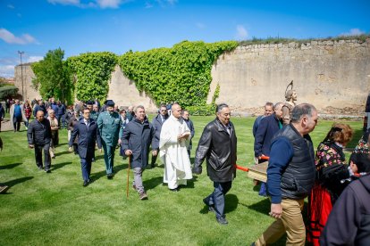 Procesión, bendición de campos, misa y subasta por San Isidro en Soria.