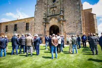 Procesión, bendición de campos, misa y subasta por San Isidro en Soria.