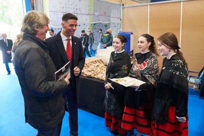 La feria regresa a La Arboleda con la habitual presencia del campo pero también de alimentación, motor o artesanía.