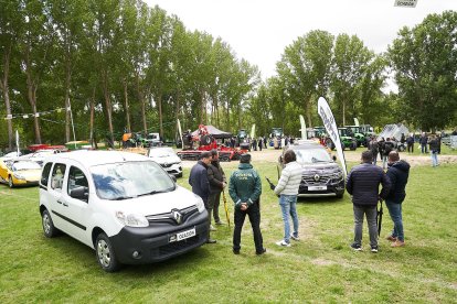 La feria regresa a La Arboleda con la habitual presencia del campo pero también de alimentación, motor o artesanía.