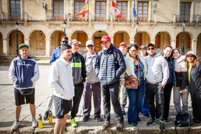 La marea solidaria a su paso por el centro de la ciudad durante la jornada de hoy.