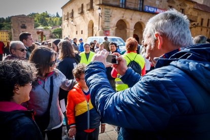 La marea solidaria a su paso por el centro de la ciudad durante la jornada de hoy.