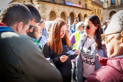 La marea solidaria a su paso por el centro de la ciudad durante la jornada de hoy.