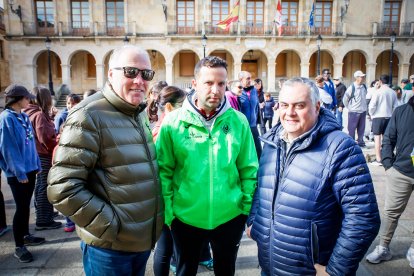 La marea solidaria a su paso por el centro de la ciudad durante la jornada de hoy.
