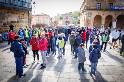 La marea solidaria a su paso por el centro de la ciudad durante la jornada de hoy.