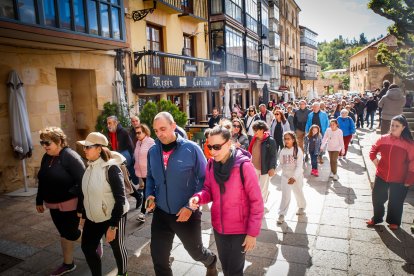 La marea solidaria a su paso por el centro de la ciudad durante la jornada de hoy.