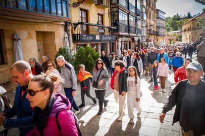 La marea solidaria a su paso por el centro de la ciudad durante la jornada de hoy.