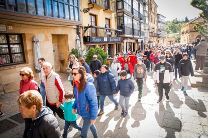 La marea solidaria a su paso por el centro de la ciudad durante la jornada de hoy.