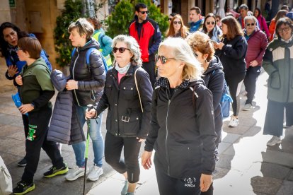La marea solidaria a su paso por el centro de la ciudad durante la jornada de hoy.