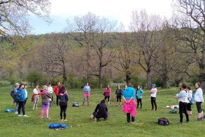 Personas en una actividad en la naturaleza.