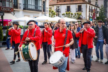 Momentos del multitudinario y emotivo homenaje durante el Día del Gaitero en la capital.
