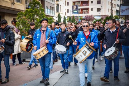 Momentos del multitudinario y emotivo homenaje durante el Día del Gaitero en la capital.