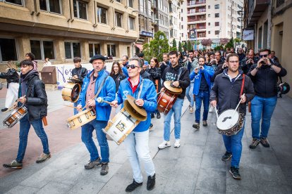 Momentos del multitudinario y emotivo homenaje durante el Día del Gaitero en la capital.
