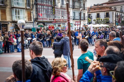 Momentos del multitudinario y emotivo homenaje durante el Día del Gaitero en la capital.