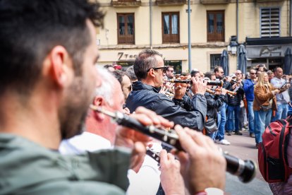 Momentos del multitudinario y emotivo homenaje durante el Día del Gaitero en la capital.