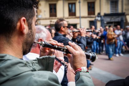 Momentos del multitudinario y emotivo homenaje durante el Día del Gaitero en la capital.