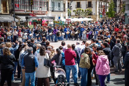 Momentos del multitudinario y emotivo homenaje durante el Día del Gaitero en la capital.