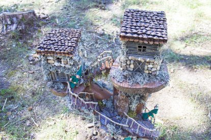 Puentes colgantes y diminutas viviendas forman parte del singular “censo” del Bosque Mágico de Soria.