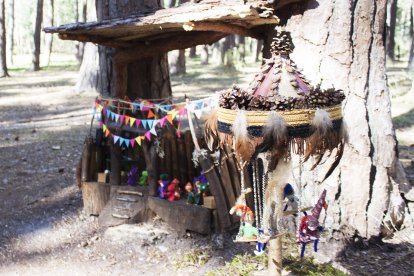 Hadas, duendes y pequeños refugios convierten el paseo en una búsqueda constante de sorpresas.