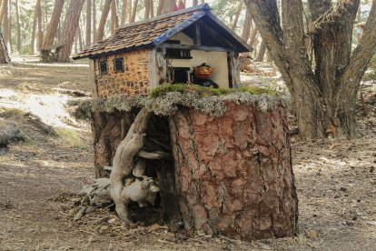 Las criaturas fantásticas del Bosque Mágico habitan pequeñas construcciones escondidas entre troncos, piedras y musgo.