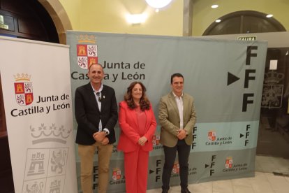 El jefe del Servicio de Formación e Innovación Educativa de la Consejería de Educación, Javier Madaleno; el director provincial de Educación, Alfredo de Pablo, y la directora del Centro Superior de Formación del Profesorado, Carmen Esteras.