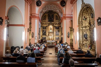 El padre Eduardo Sanz dejó huella en Soria y la iglesia del Carmen se quedó pequeña en su despedida
