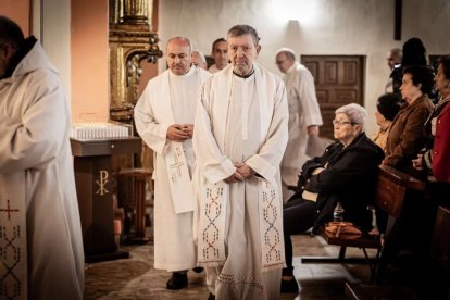El padre Eduardo Sanz dejó huella en Soria y la iglesia del Carmen se quedó pequeña en su despedida