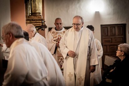 El padre Eduardo Sanz dejó huella en Soria y la iglesia del Carmen se quedó pequeña en su despedida