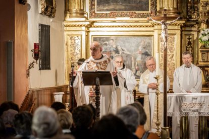 El padre Eduardo Sanz dejó huella en Soria y la iglesia del Carmen se quedó pequeña en su despedida