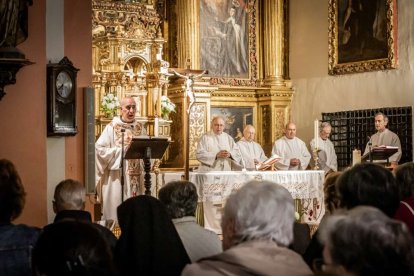 El padre Eduardo Sanz dejó huella en Soria y la iglesia del Carmen se quedó pequeña en su despedida