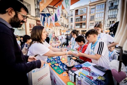 El mercado de 'Emprender en mi Escuela' busca fomentar la iniciativa empresarial desde las aulas