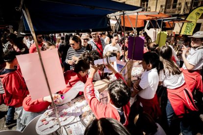 El mercado de 'Emprender en mi Escuela' busca fomentar la iniciativa empresarial desde las aulas
