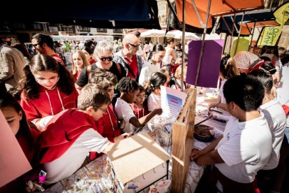 El mercado de 'Emprender en mi Escuela' busca fomentar la iniciativa empresarial desde las aulas