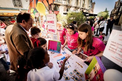 El mercado de 'Emprender en mi Escuela' busca fomentar la iniciativa empresarial desde las aulas
