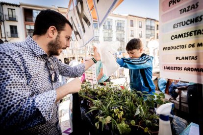 El mercado de 'Emprender en mi Escuela' busca fomentar la iniciativa empresarial desde las aulas