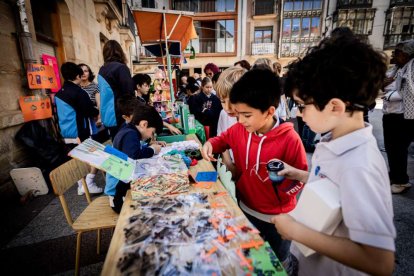El mercado de 'Emprender en mi Escuela' busca fomentar la iniciativa empresarial desde las aulas