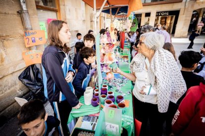 El mercado de 'Emprender en mi Escuela' busca fomentar la iniciativa empresarial desde las aulas