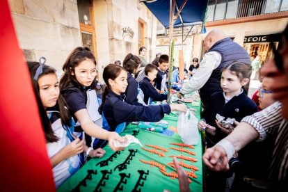 El mercado de 'Emprender en mi Escuela' busca fomentar la iniciativa empresarial desde las aulas
