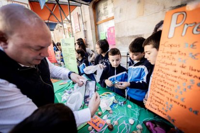 El mercado de 'Emprender en mi Escuela' busca fomentar la iniciativa empresarial desde las aulas
