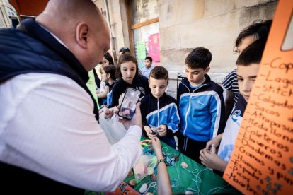 El mercado de 'Emprender en mi Escuela' busca fomentar la iniciativa empresarial desde las aulas