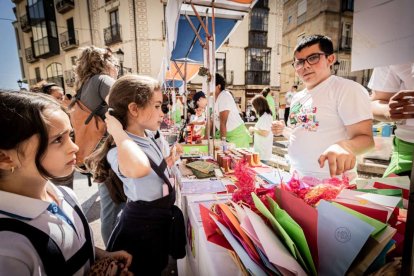 El mercado de 'Emprender en mi Escuela' busca fomentar la iniciativa empresarial desde las aulas