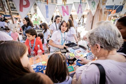El mercado de 'Emprender en mi Escuela' busca fomentar la iniciativa empresarial desde las aulas