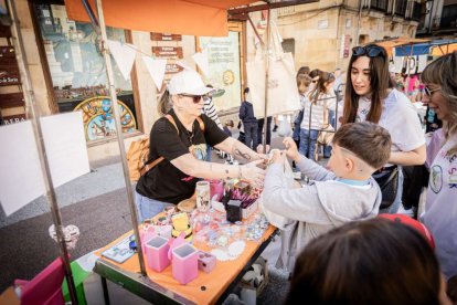 El mercado de 'Emprender en mi Escuela' busca fomentar la iniciativa empresarial desde las aulas