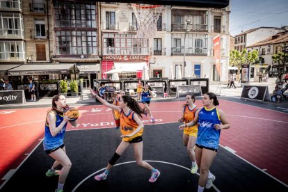 Baloncesto callejero en pleno centro de Soria