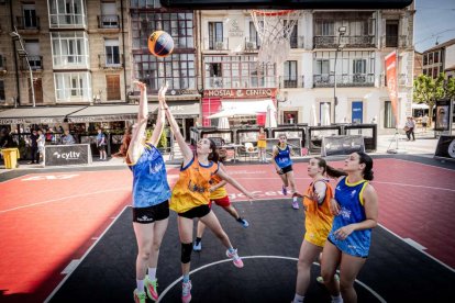 Baloncesto callejero en pleno centro de Soria