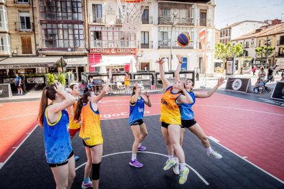 Baloncesto callejero en pleno centro de Soria
