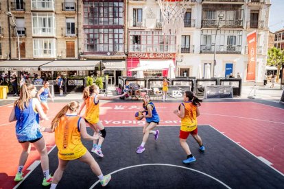 Baloncesto callejero en pleno centro de Soria