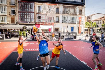 Baloncesto callejero en pleno centro de Soria