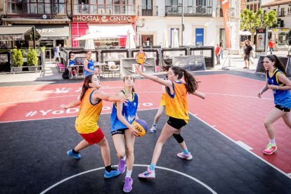 Baloncesto callejero en pleno centro de Soria