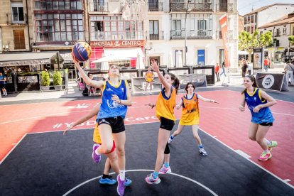Baloncesto callejero en pleno centro de Soria